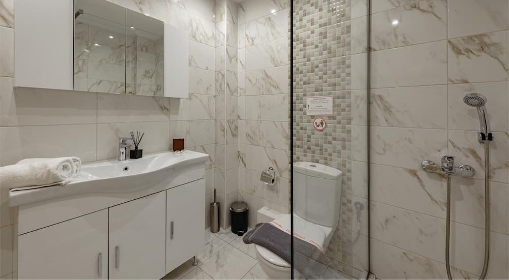 Zilean Apartment Airport by Airstay, Bathroom