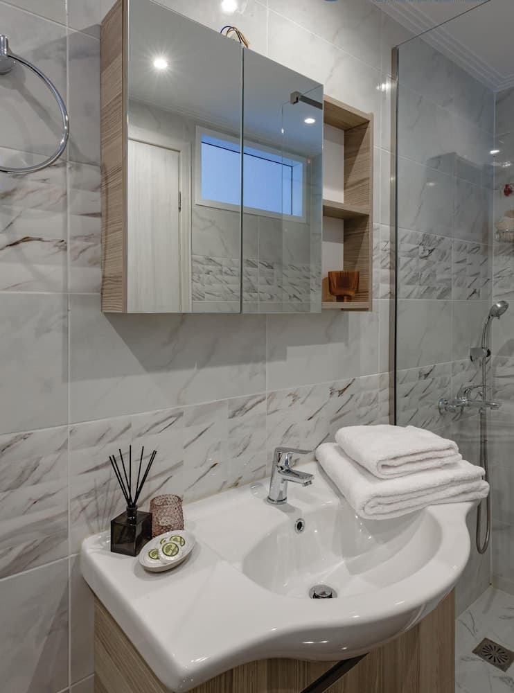 Zilean Apartment Airport by Airstay, Bathroom