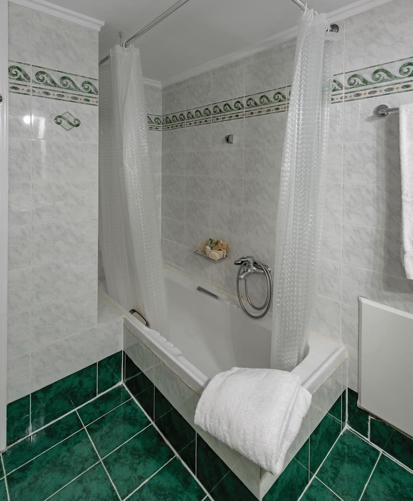 Zilean Apartment Airport by Airstay, Bathroom