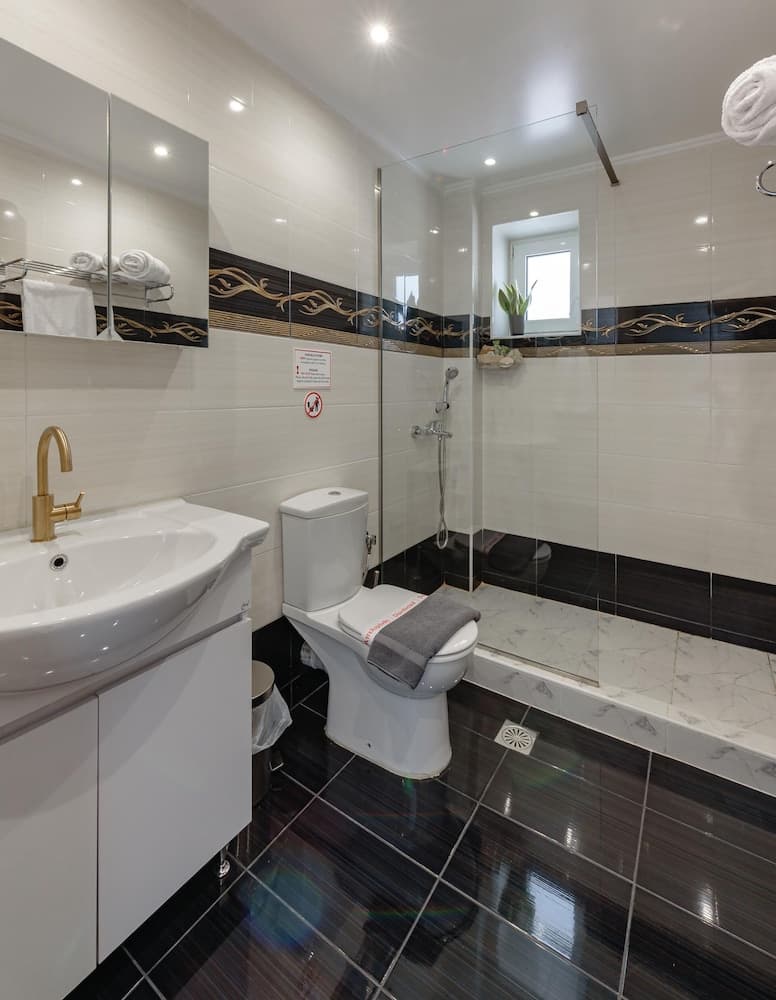 Zilean Apartment Airport by Airstay, Bathroom