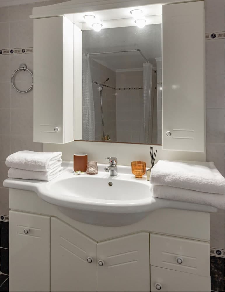 Zilean Apartment Airport by Airstay, Bathroom