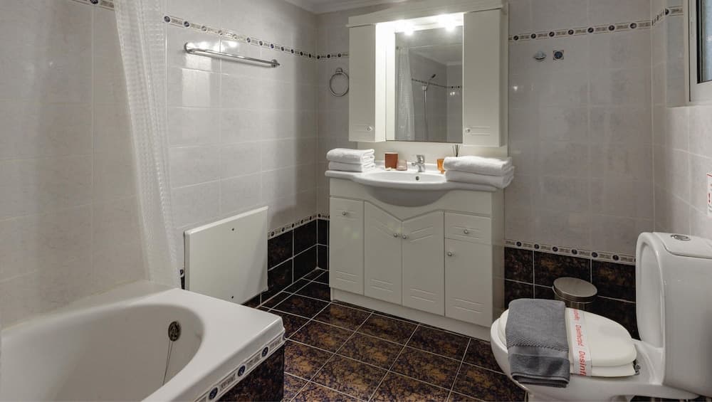 Zilean Apartment Airport by Airstay, Bathroom