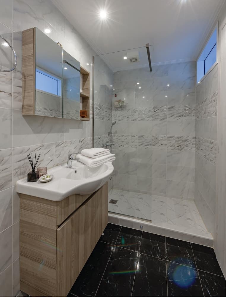 Zilean Apartment Airport by Airstay, Bathroom