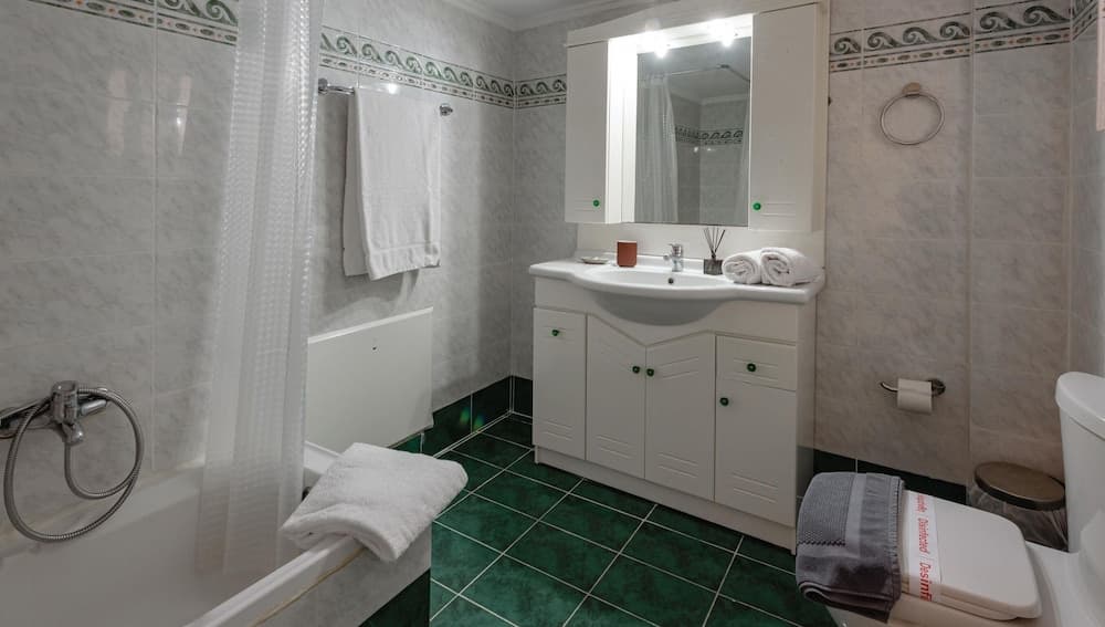 Zilean Apartment Airport by Airstay, Bathroom
