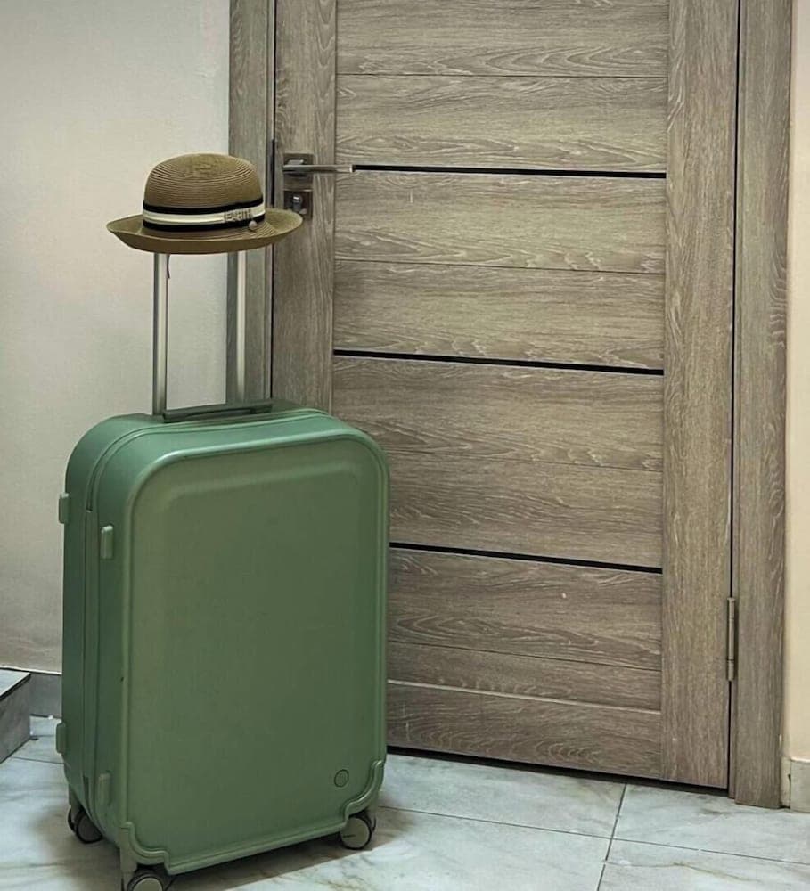 Shosh Modern, Front of property