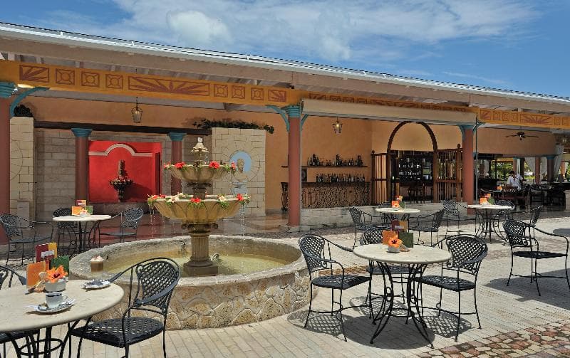 Melia Las Dunas, Bar