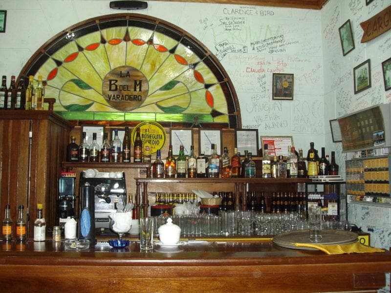 Islazul Los Delfines, Bar