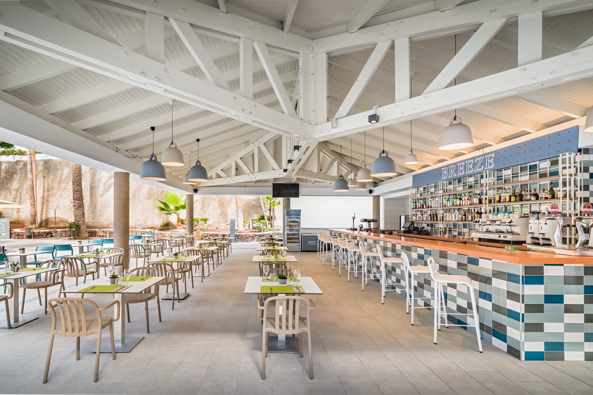 Barcelo Margaritas, Bar