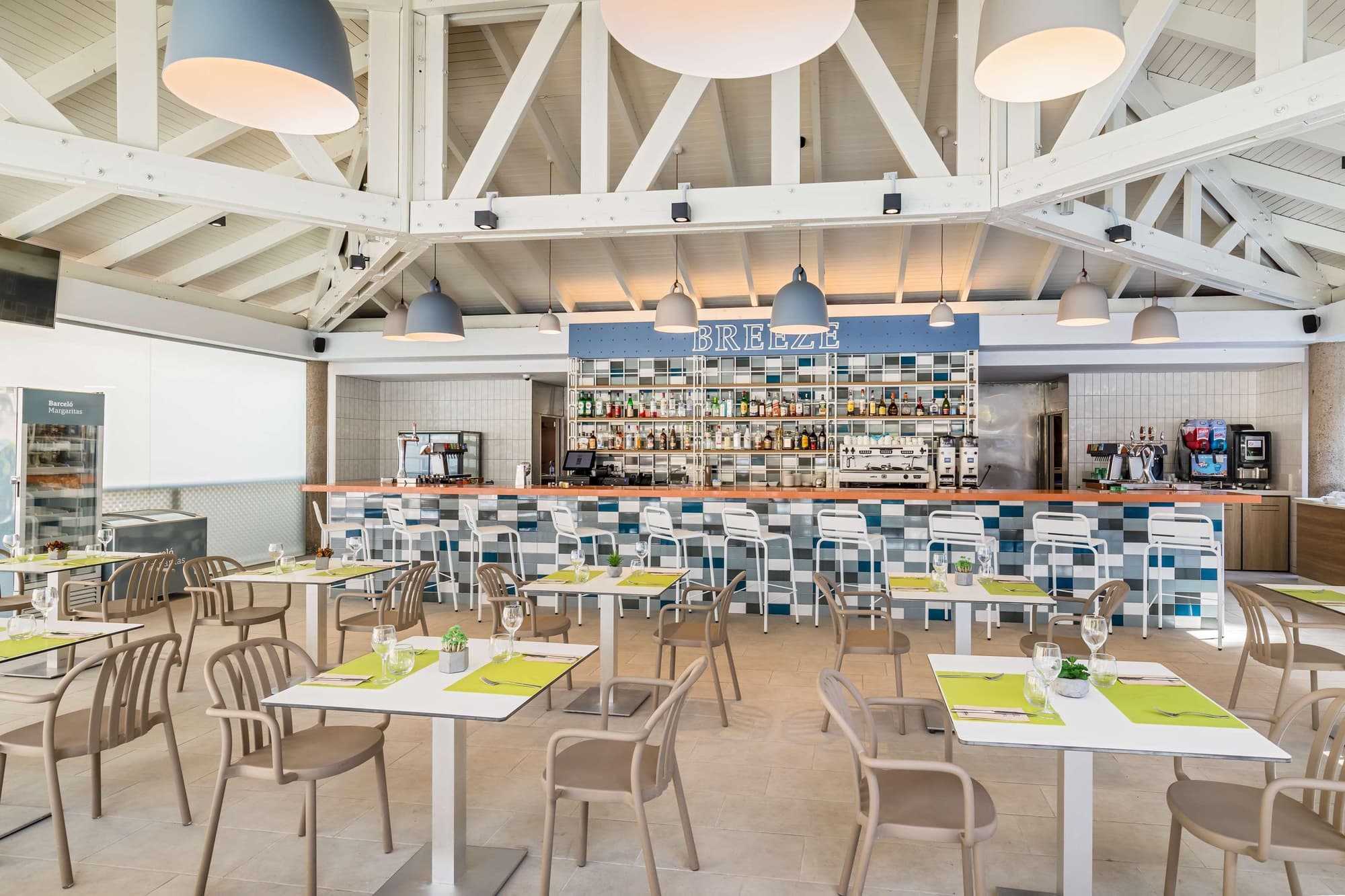 Barcelo Margaritas, Bar