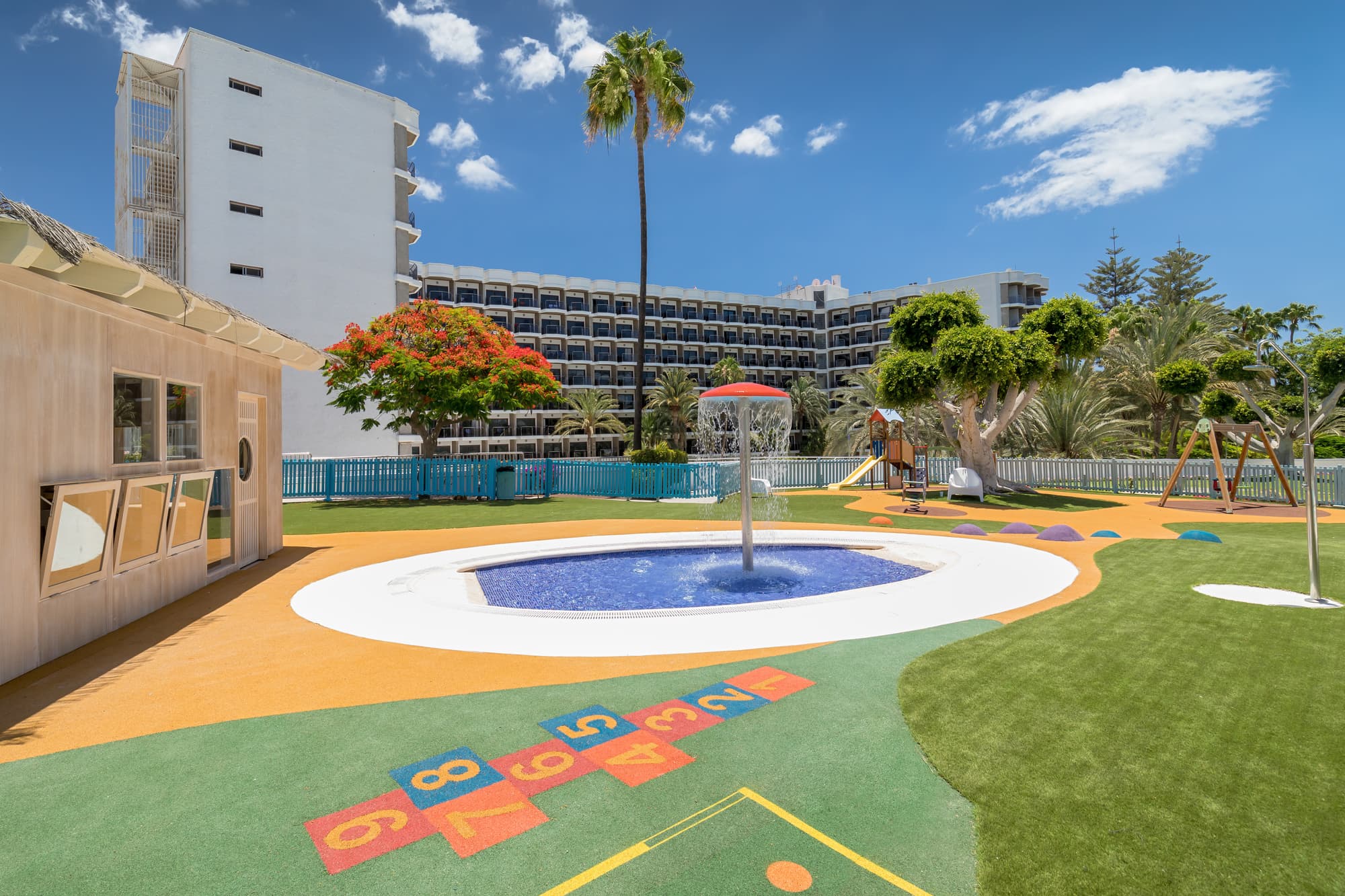 Barcelo Margaritas, Sports and Entertainment