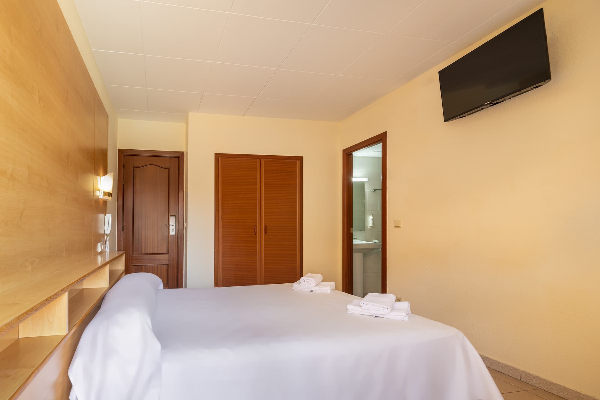 htop Summer Sun, Room