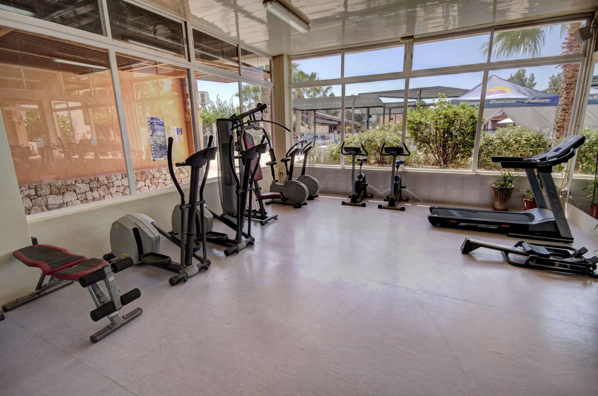 AzuLine Hotel Bergantin, Sports and Entertainment