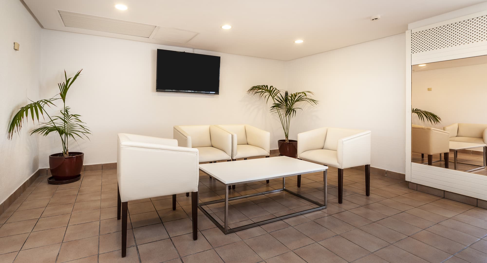 Globales Cala'n Blanes, Lobby