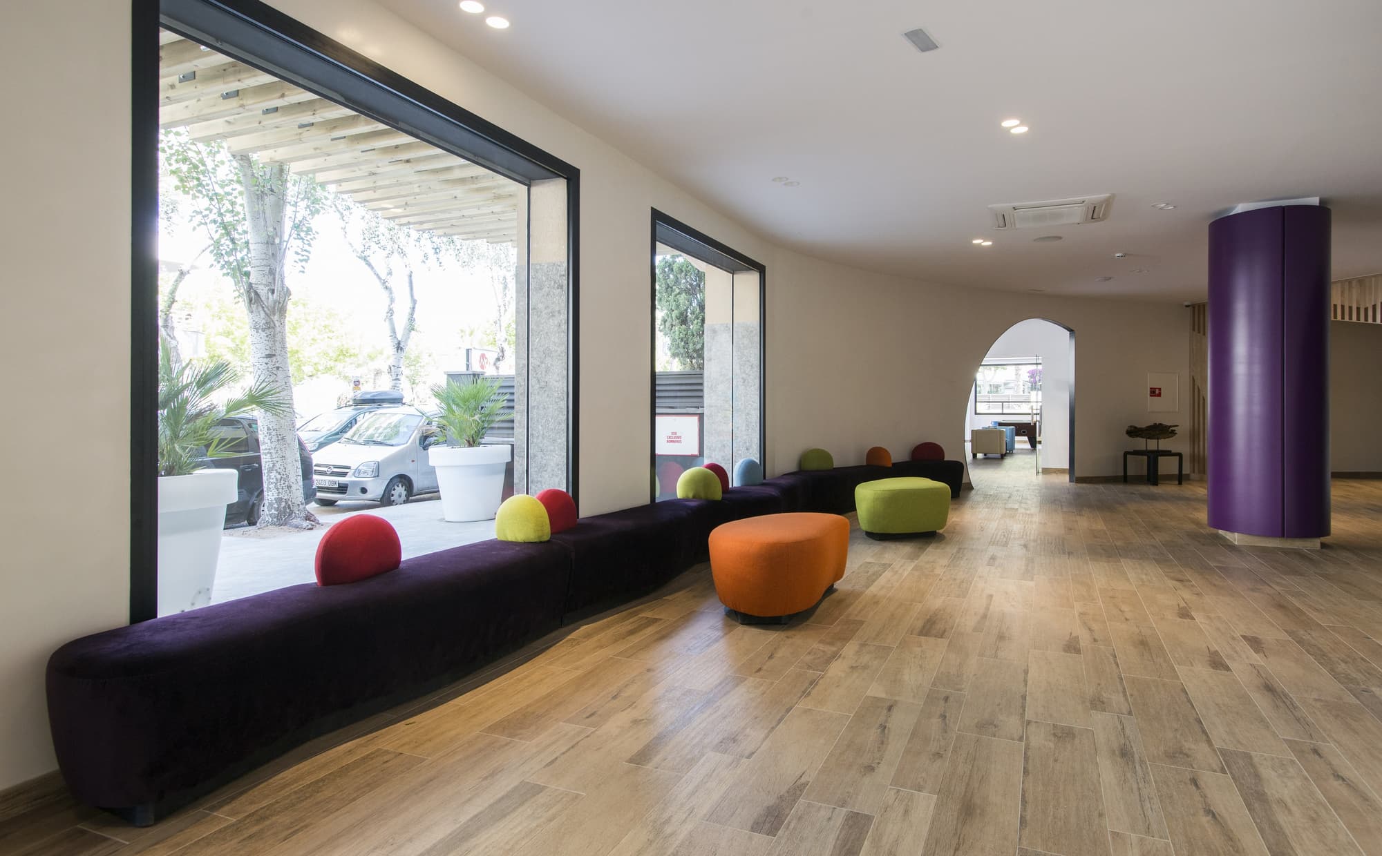 Apartamentos California, Lobby