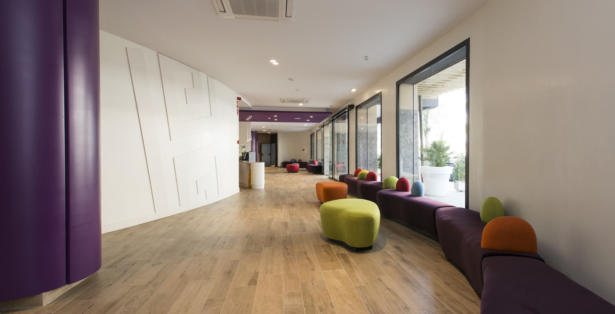 Apartamentos California, Lobby