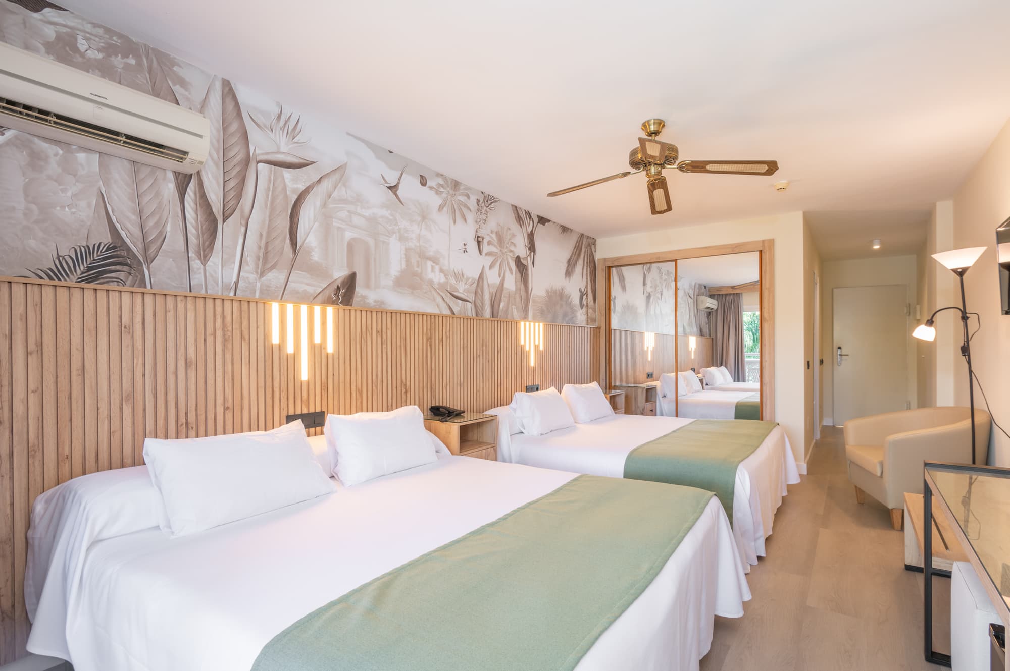 Hotel Parasol by Dorobe, Room