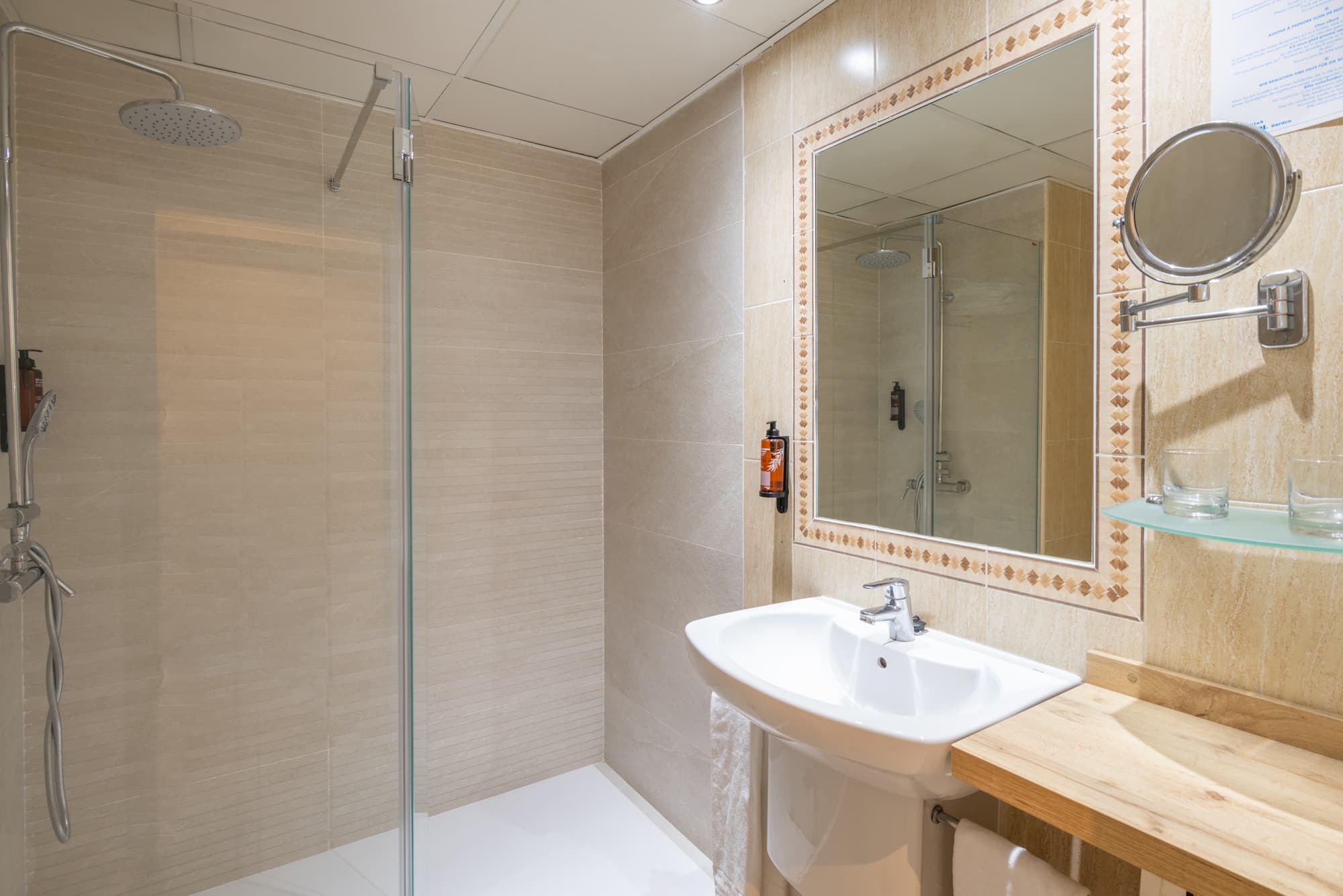 Hotel Parasol by Dorobe, Room