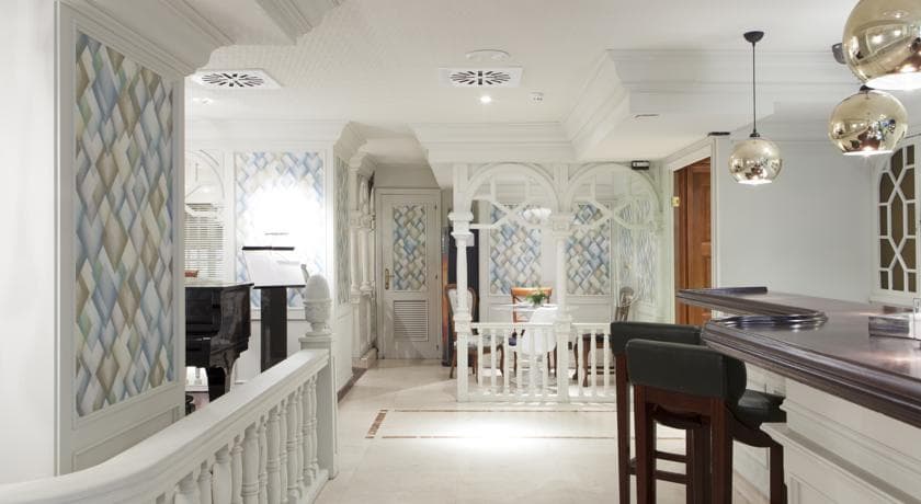 Rice Reyes Católicos, Lobby