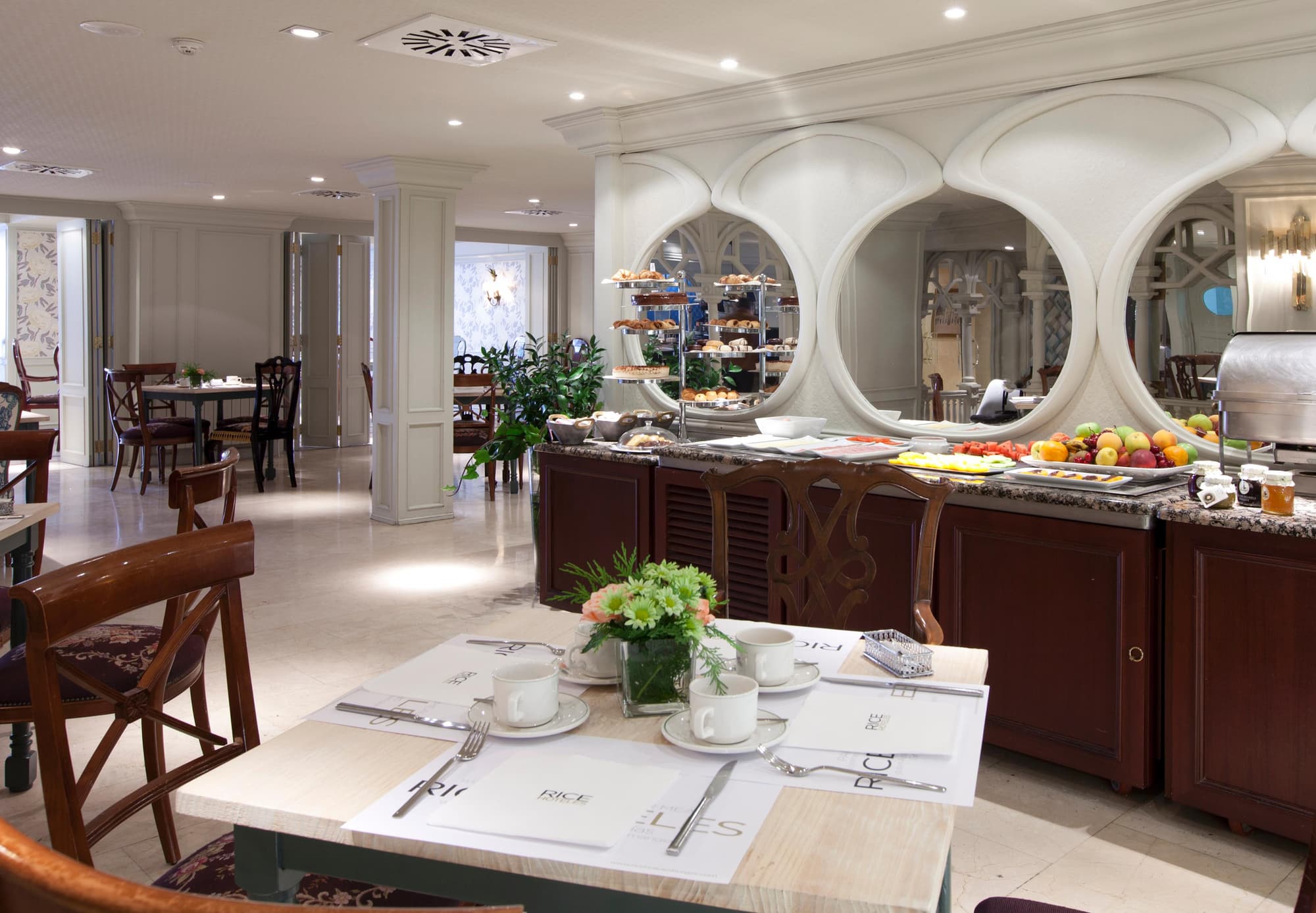 Rice Reyes Católicos, Restaurant