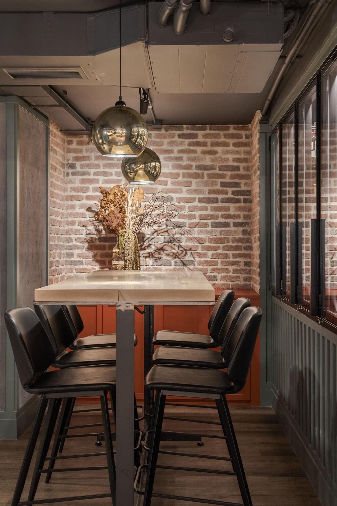 Rice Reyes Católicos, Restaurant