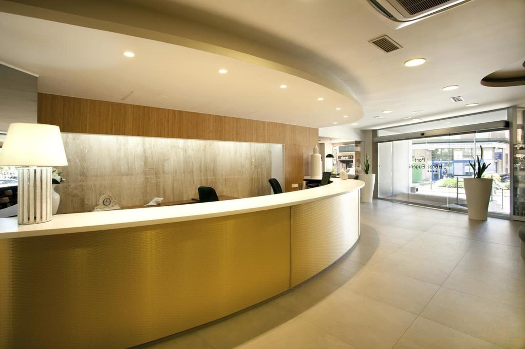 Port Eugeni, Lobby