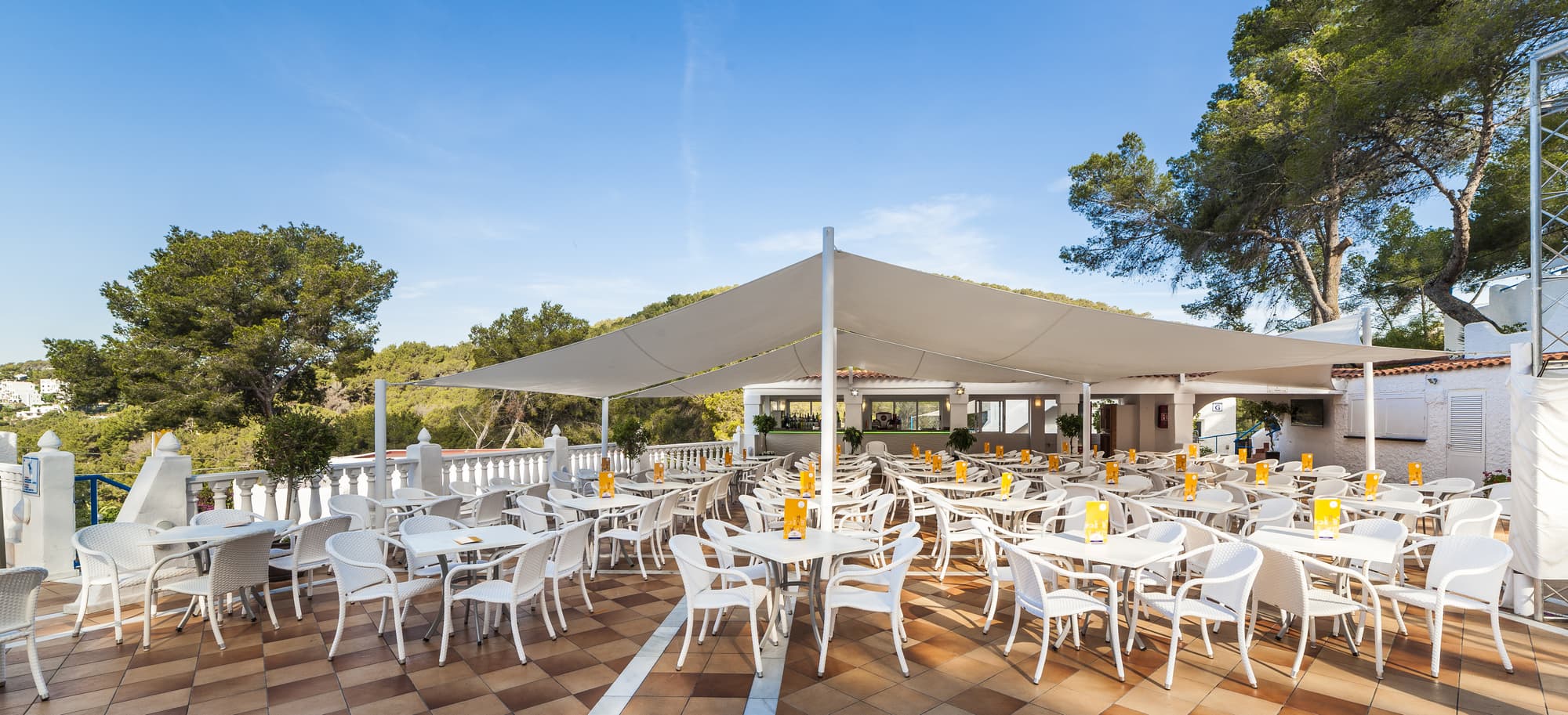 Globales Montemar, Bar