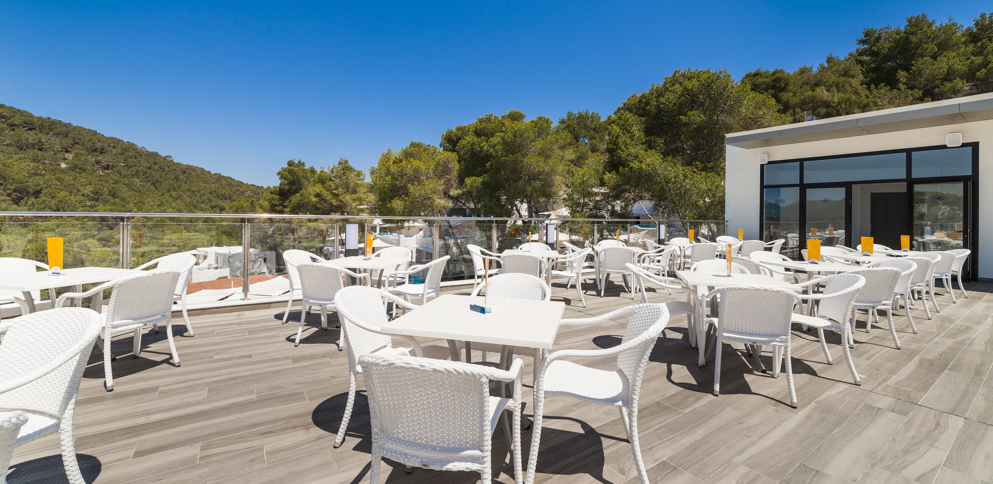 Globales Montemar, Bar