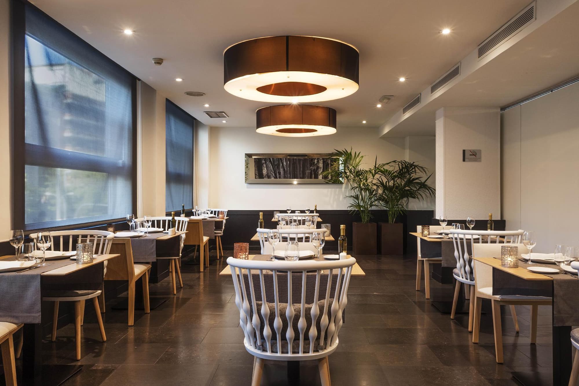 H10 Itaca, Restaurant