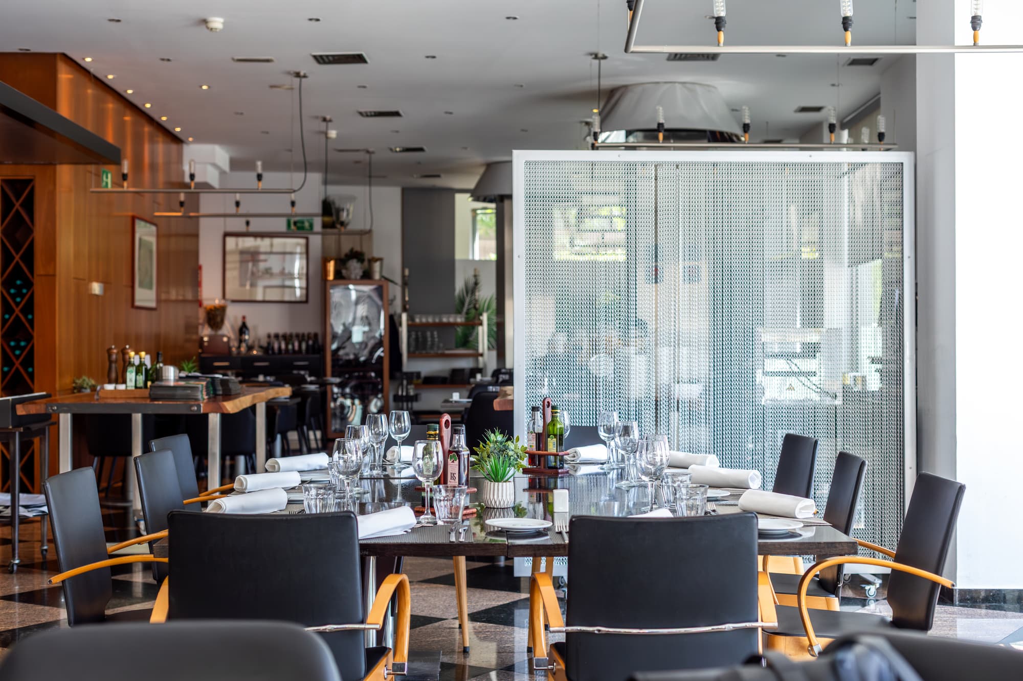 Abba Sants, Restaurant