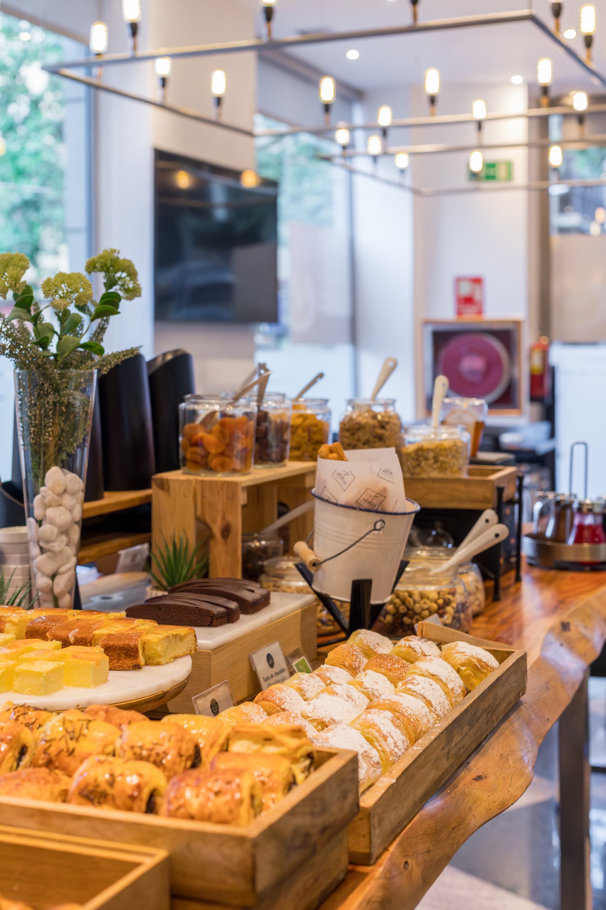 Abba Sants, Restaurant