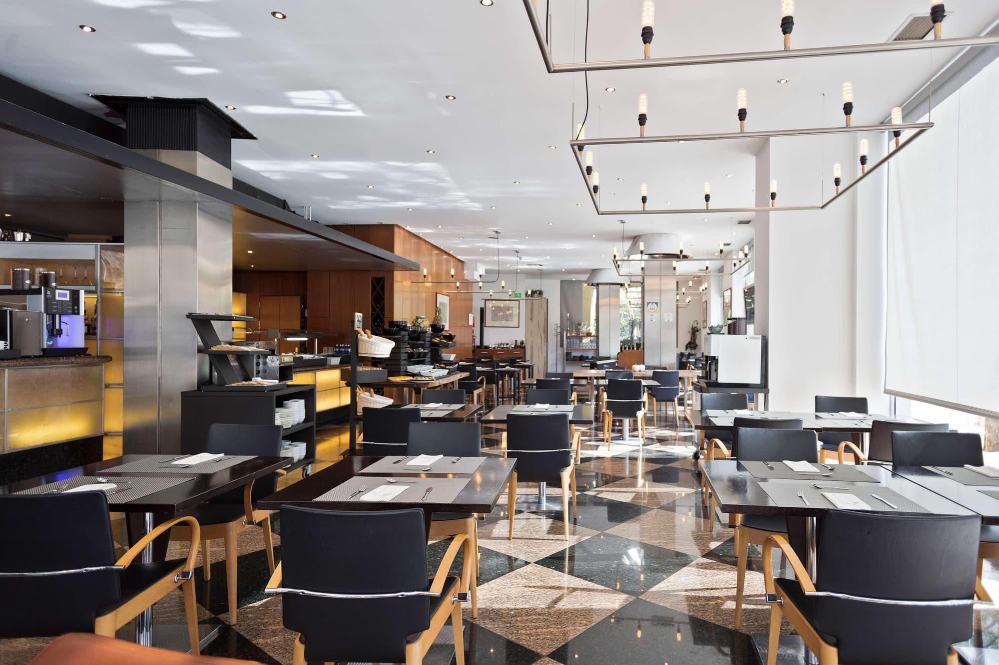 Abba Sants, Restaurant