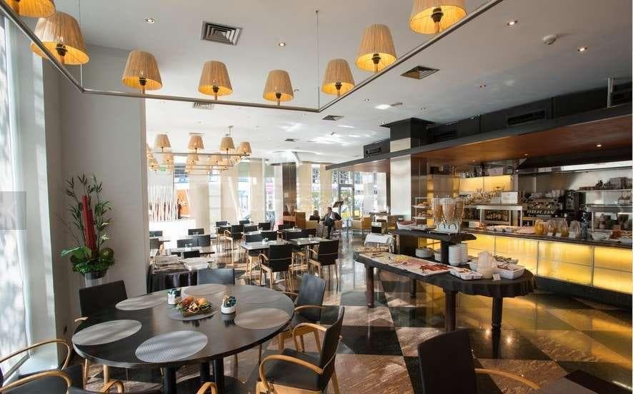 Abba Sants, Restaurant