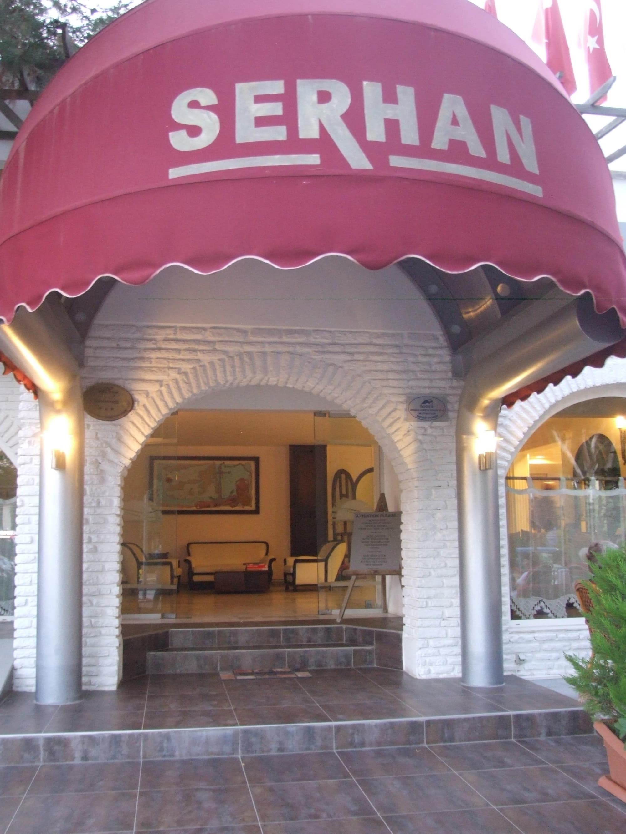 Serhan, Lobby