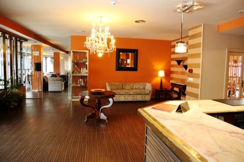 Santiago Apostol, Lobby