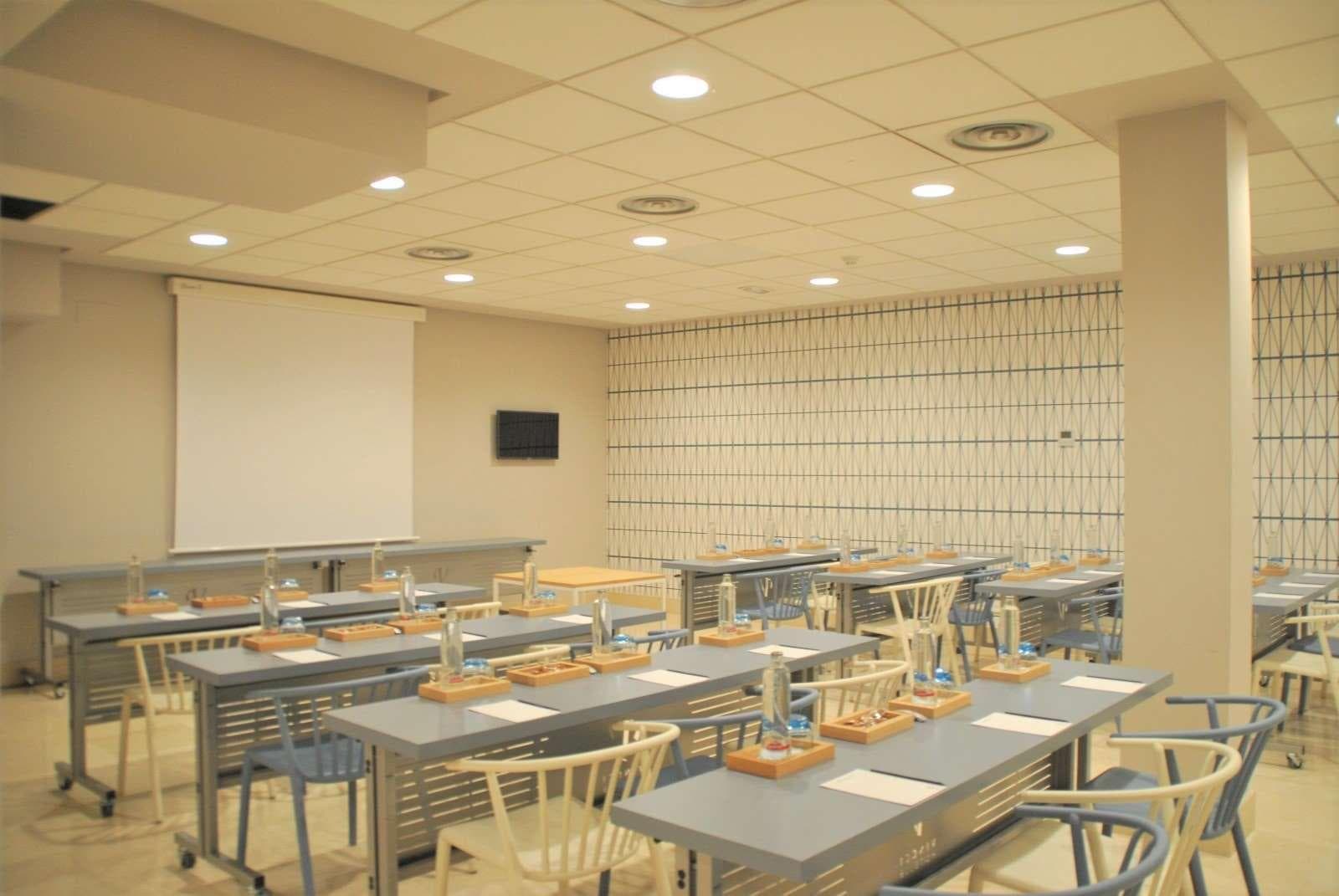 Vincci Lys, Conferences