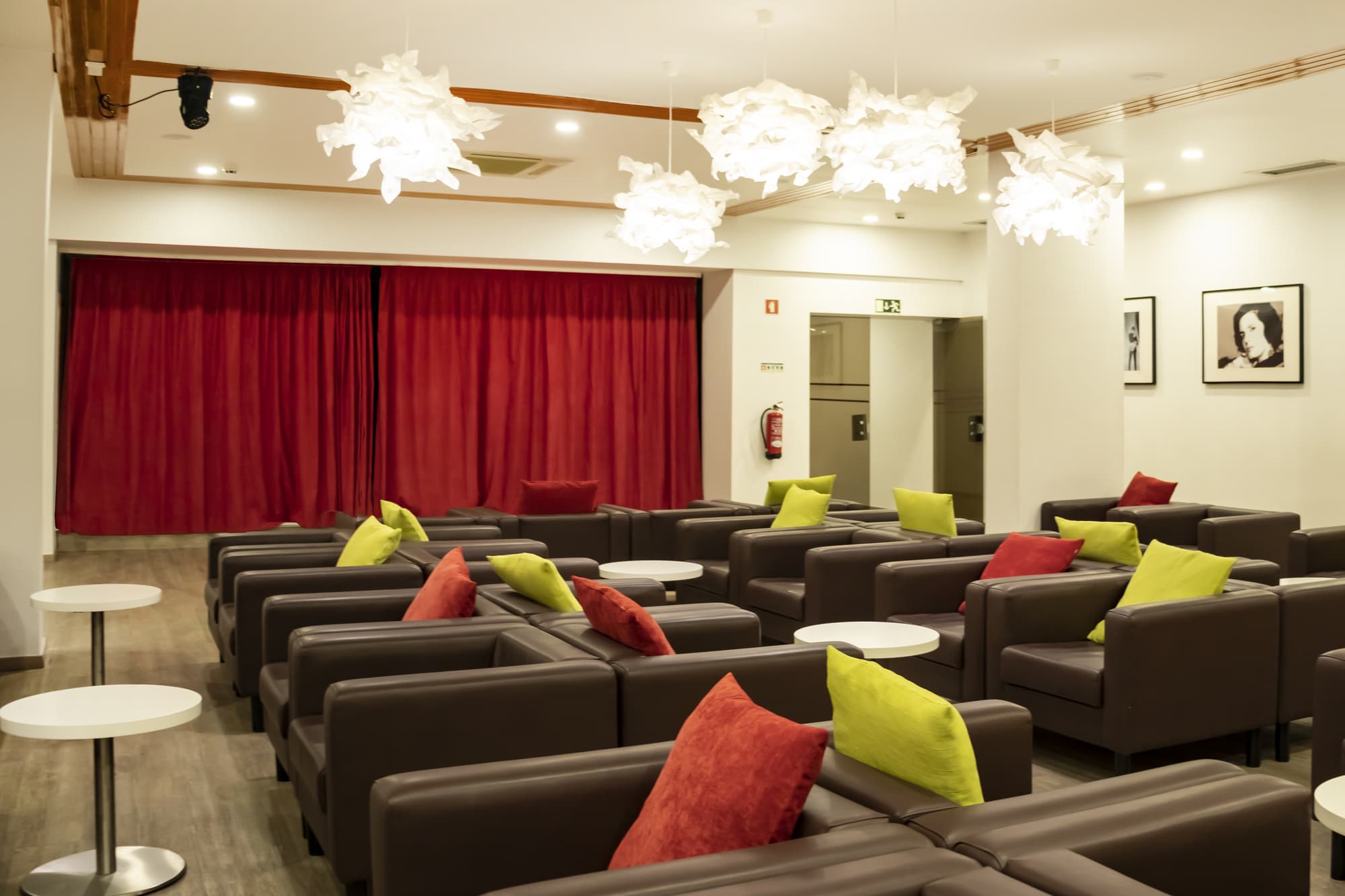 Luna Miramar Club, Bar