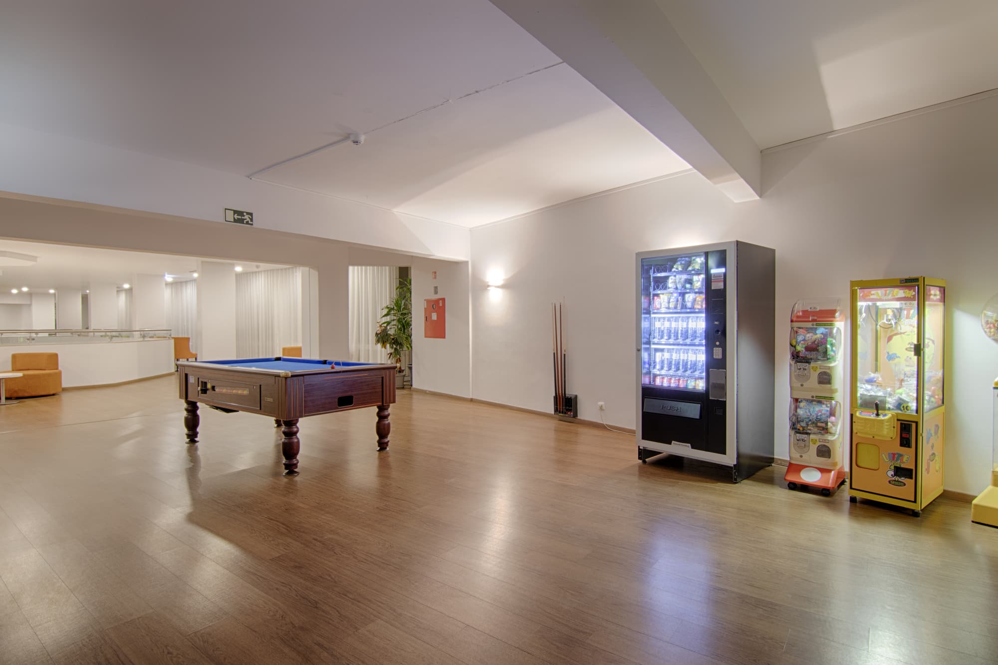 Luna Miramar Club, Bar