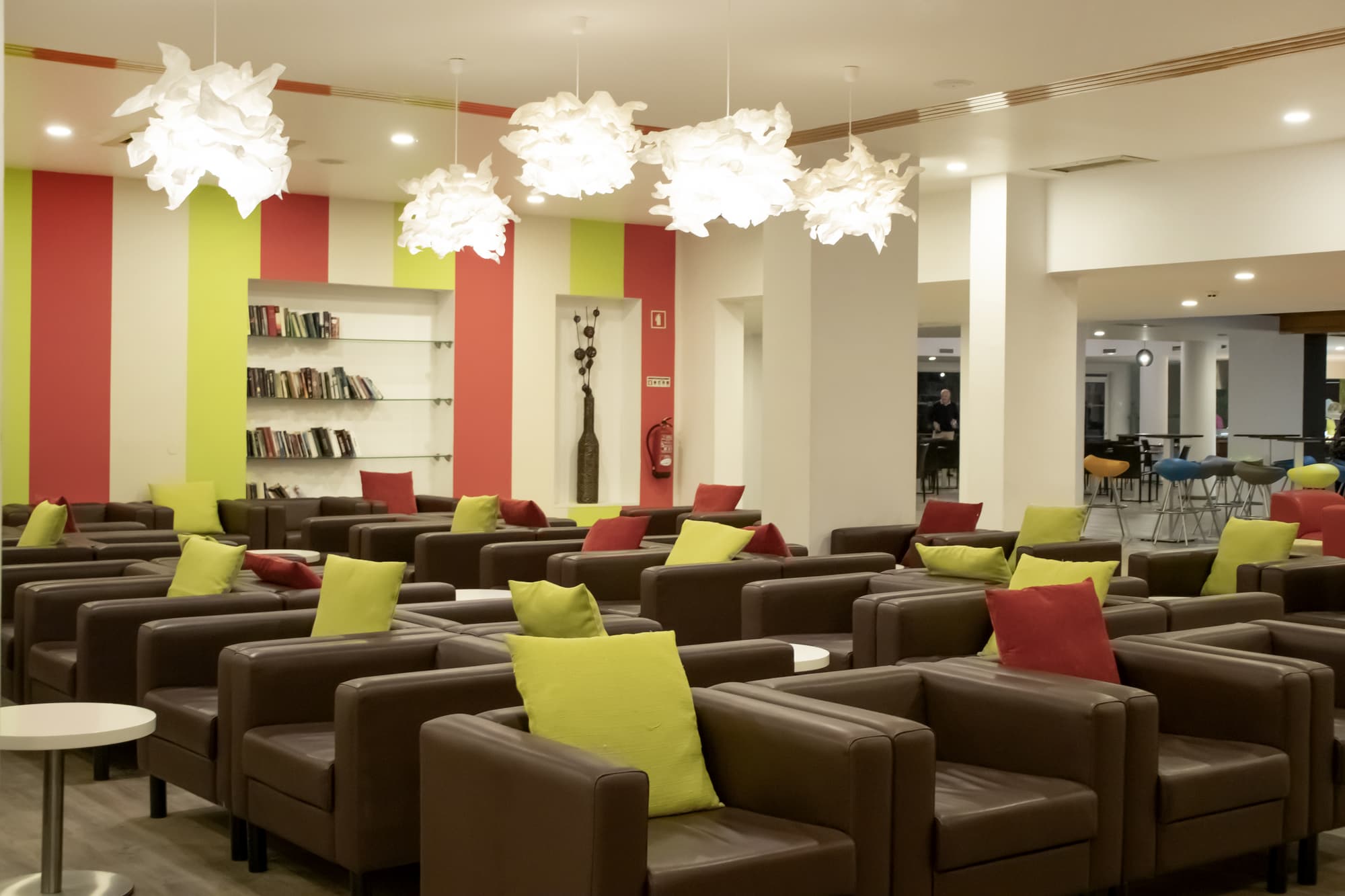 Luna Miramar Club, Bar