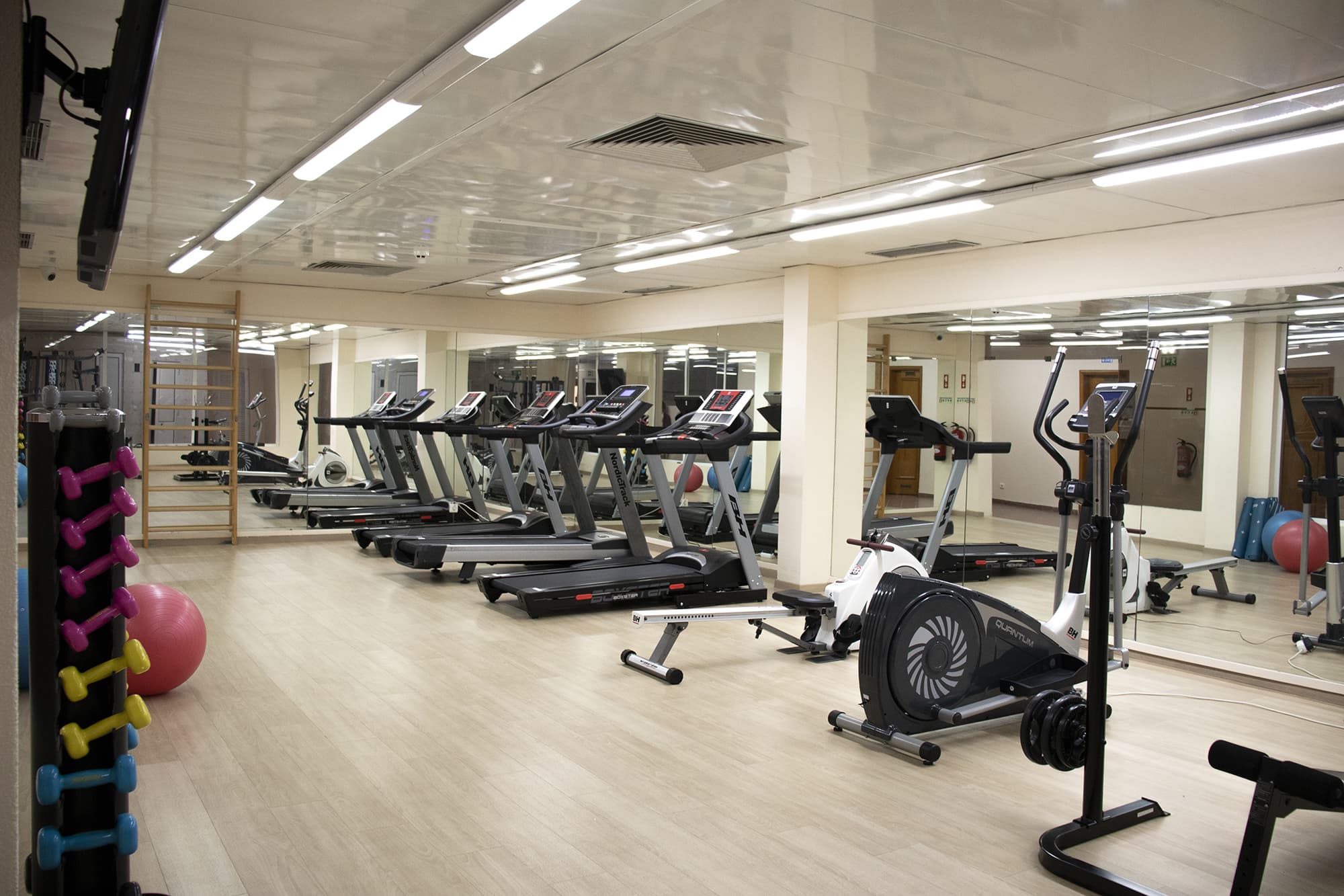 Luna Miramar Club, Sports and Entertainment