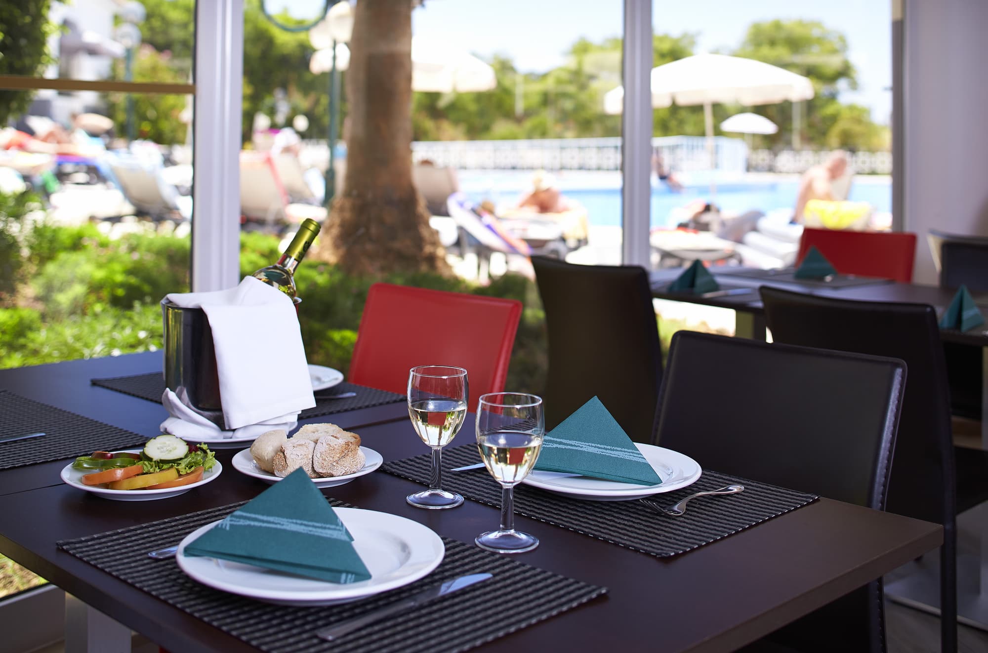 Luna Miramar Club, Restaurant