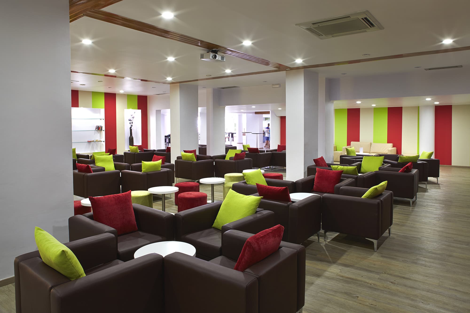 Luna Miramar Club, Restaurant