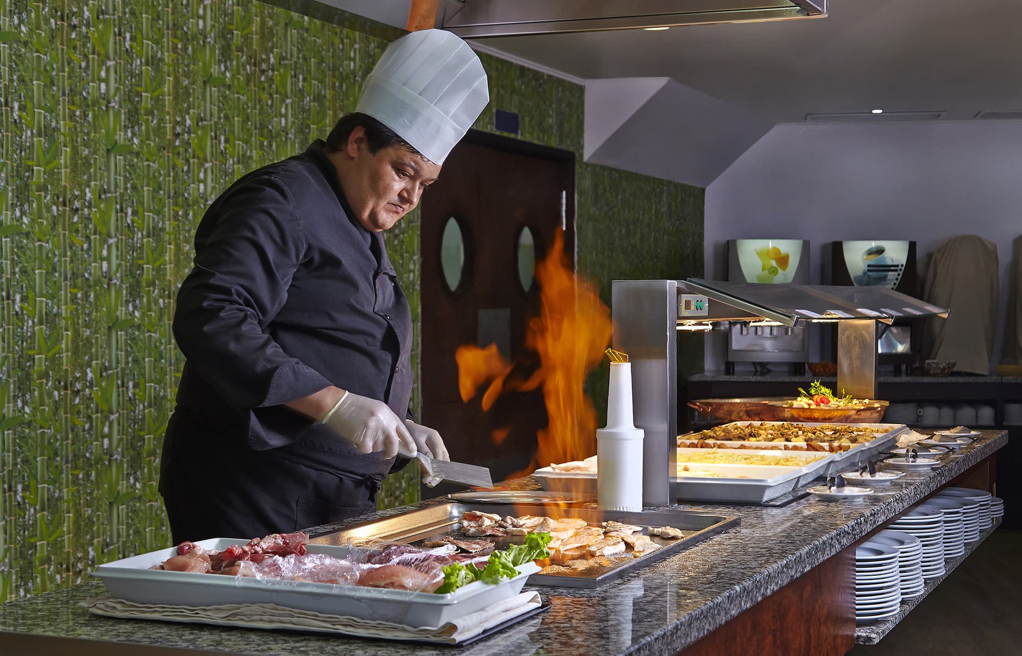 Luna Miramar Club, Restaurant