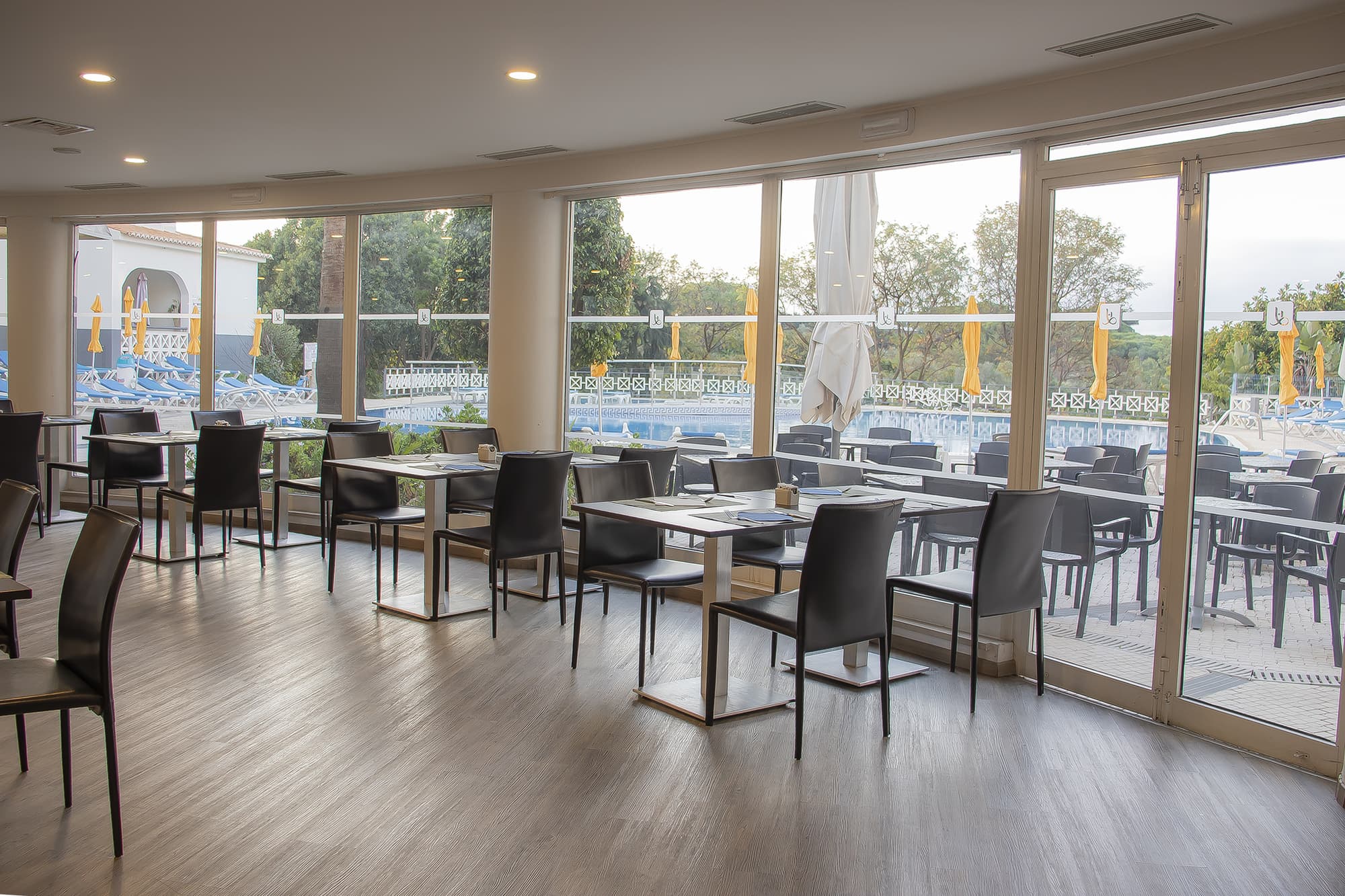 Luna Miramar Club, Restaurant