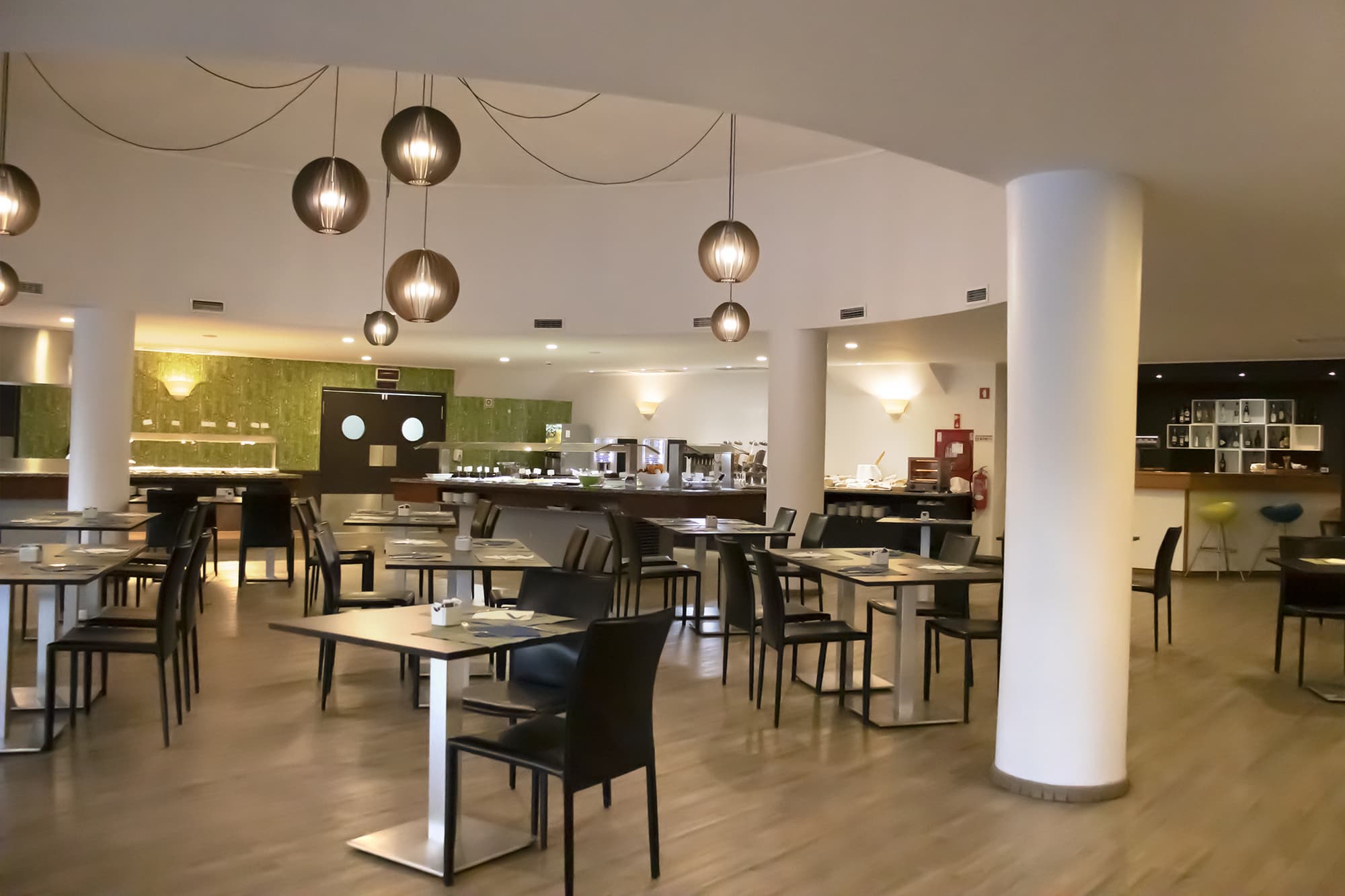 Luna Miramar Club, Restaurant