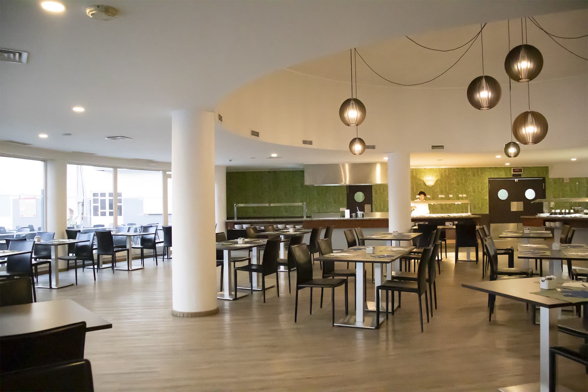 Luna Miramar Club, Restaurant