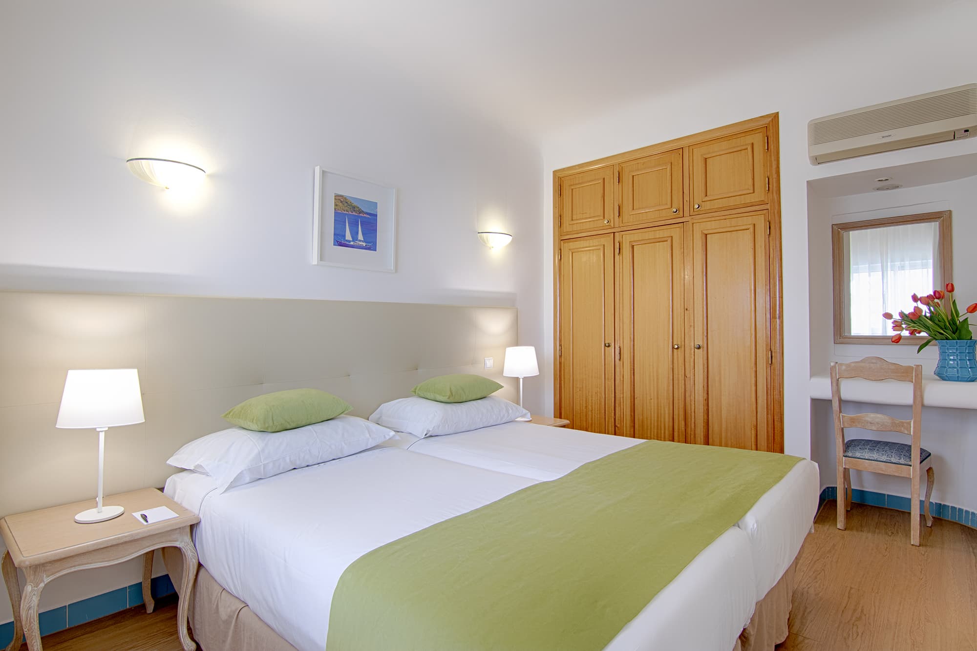 Luna Miramar Club, Room