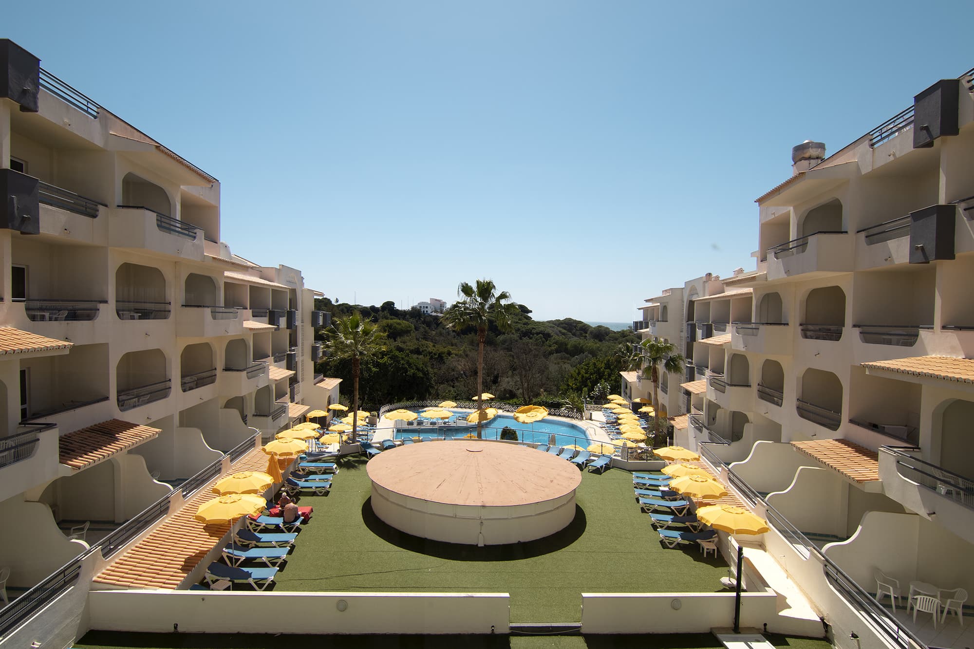 Luna Miramar Club, Terrace