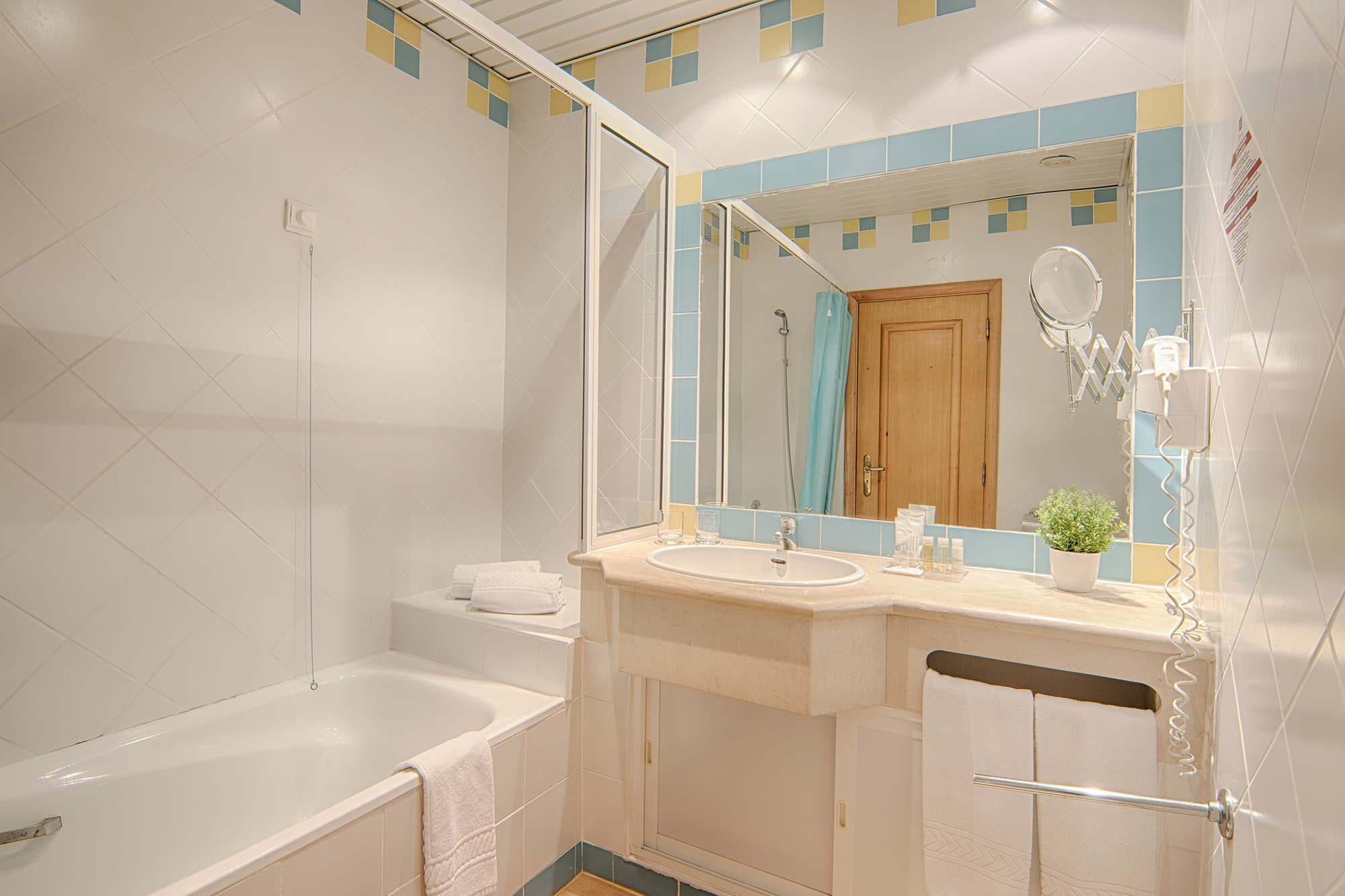 Luna Miramar Club, Room