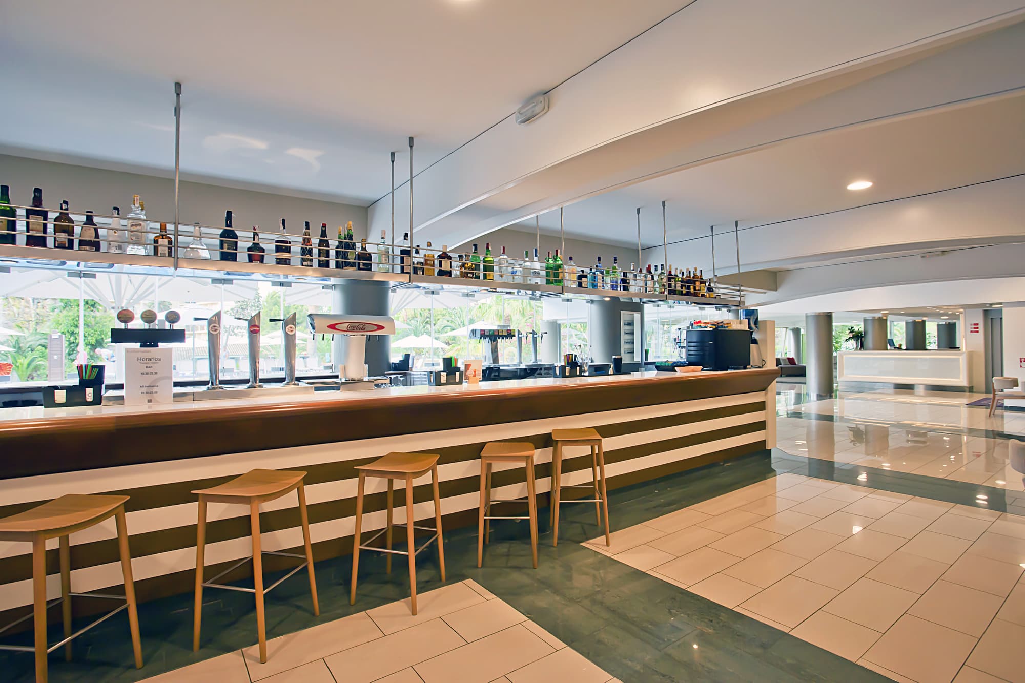 FERGUS Bermudas, Bar