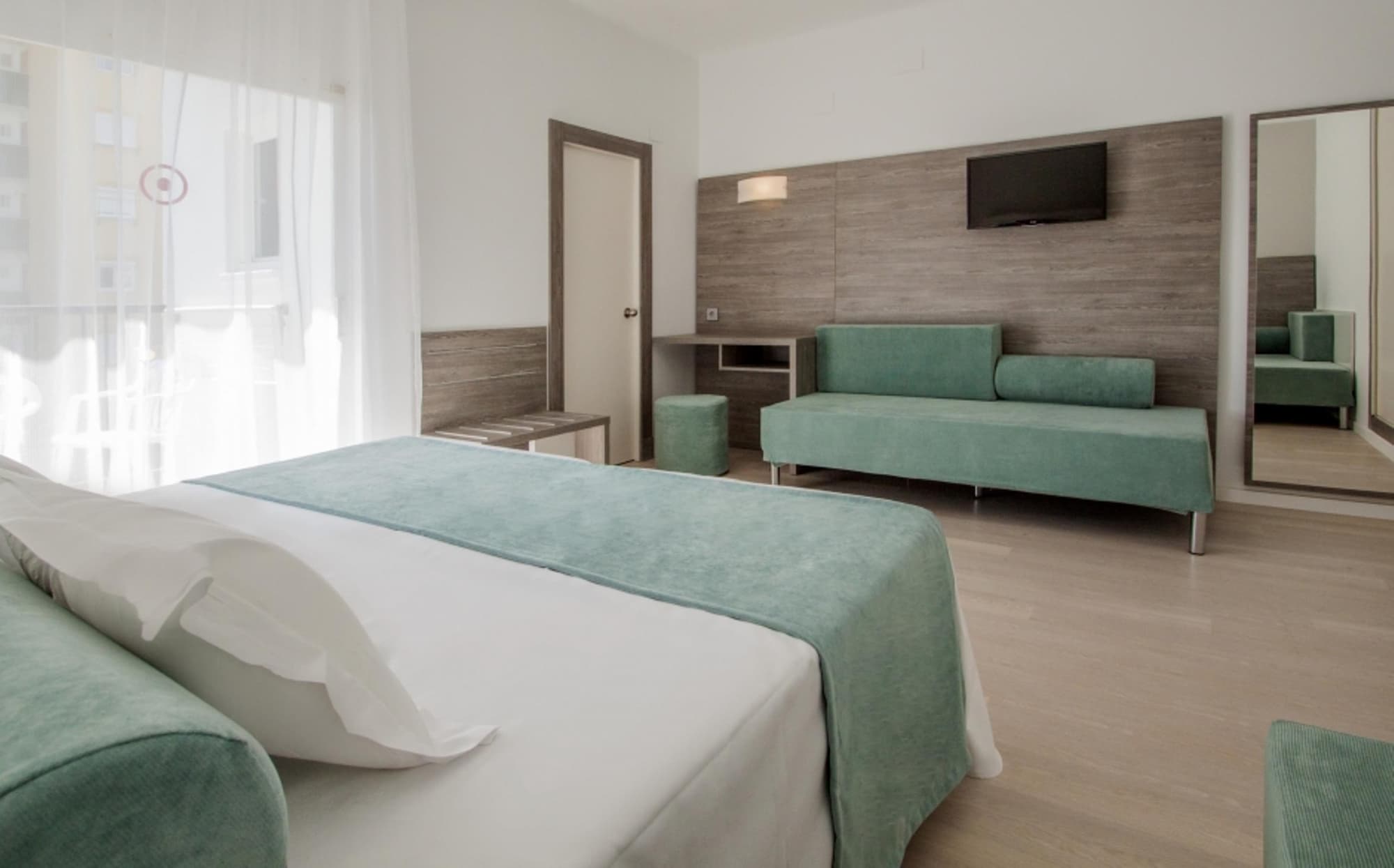 FERGUS Bermudas, Room